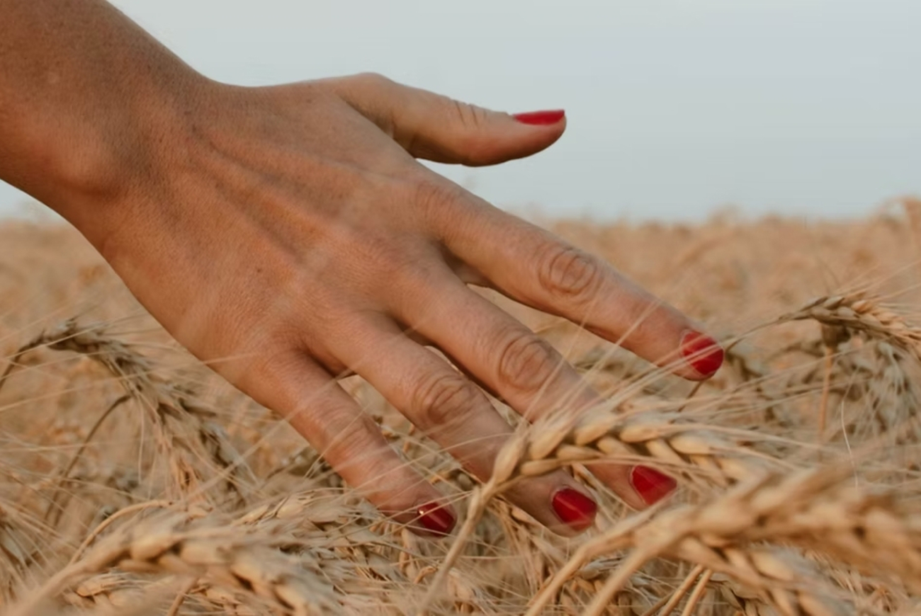 Aura Nails